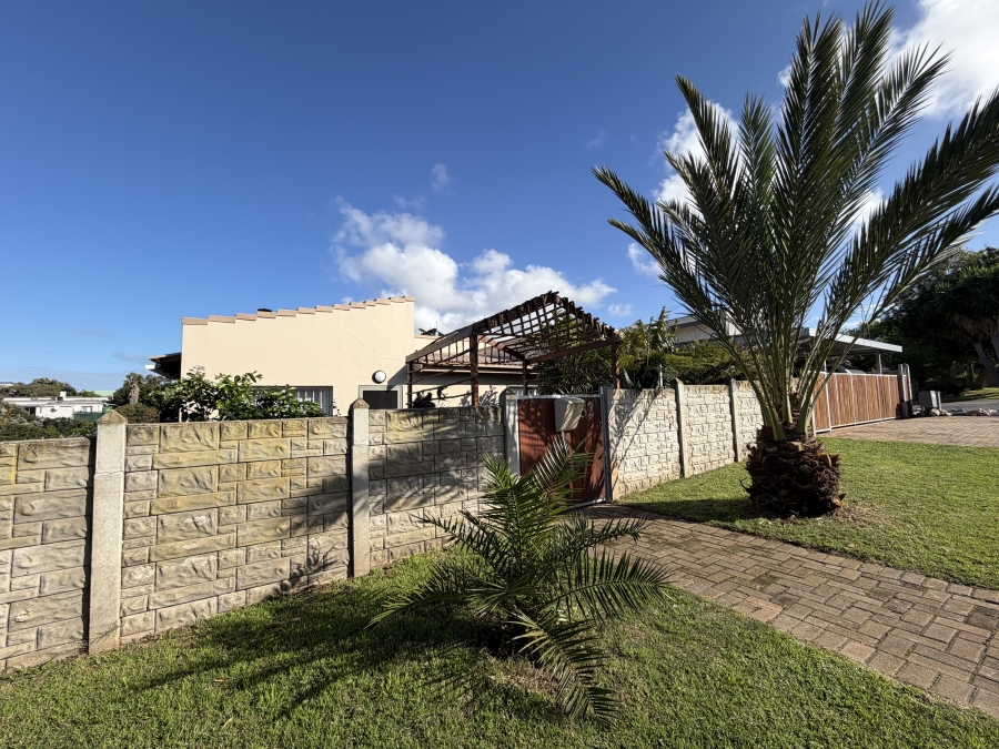 4 Bedroom Property for Sale in Wavecrest Eastern Cape
